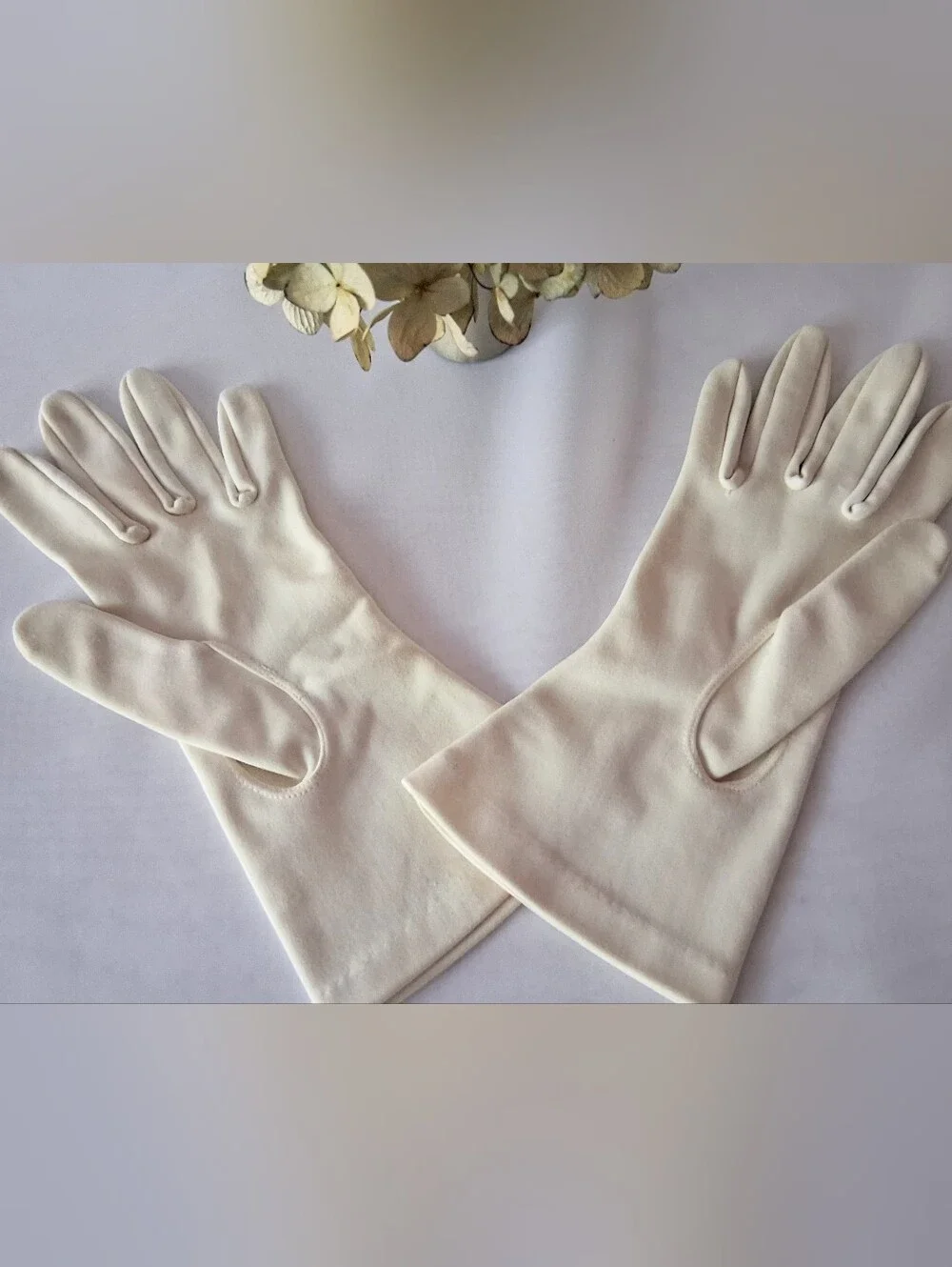 60s Pair of Ladies - Above Wrist Daytime Gloves Off White - Size 6 S